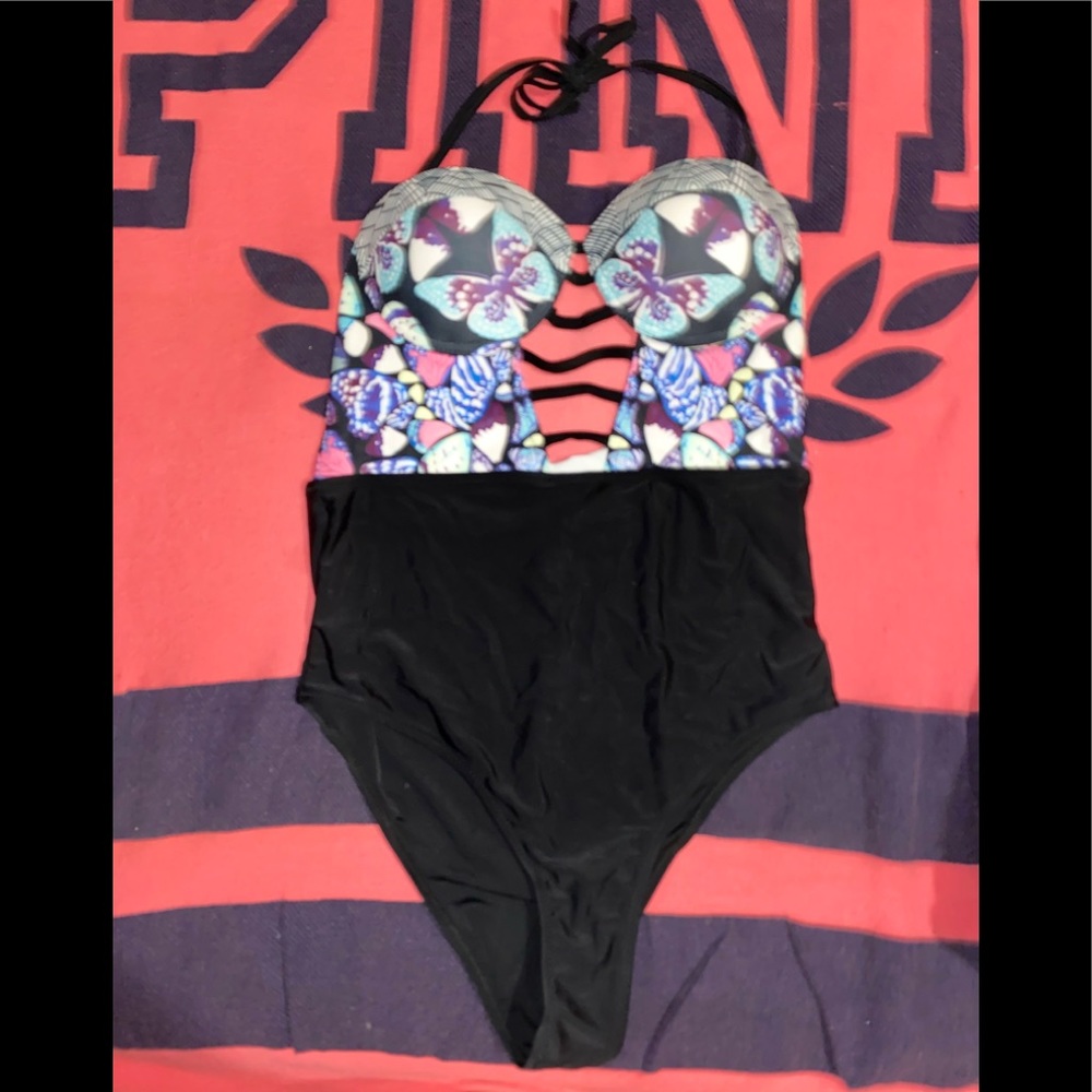 NWT CUPSHE swimsuit one piece. It’s really pretty